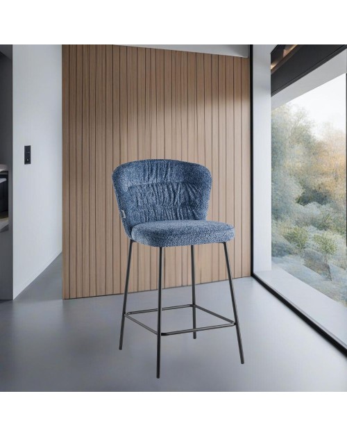 Sgabello Cami in tessuto teddy azzurro polvere: un connubio di design e comfort