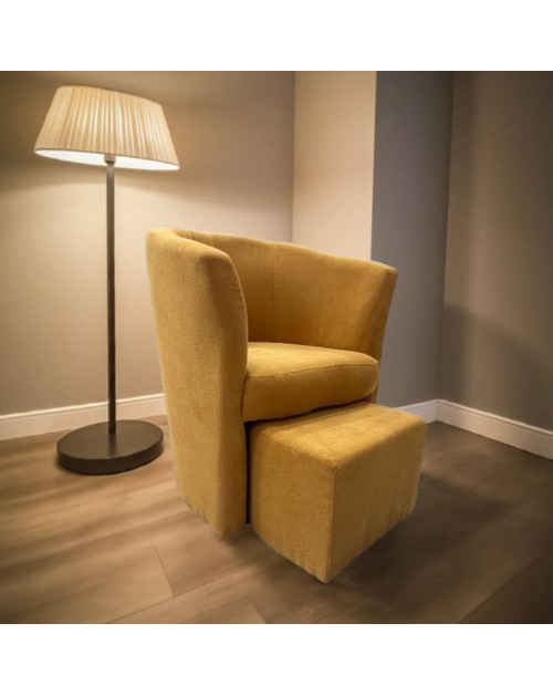 Poltrona con pouf estraibile Djerba tessuto colore mango