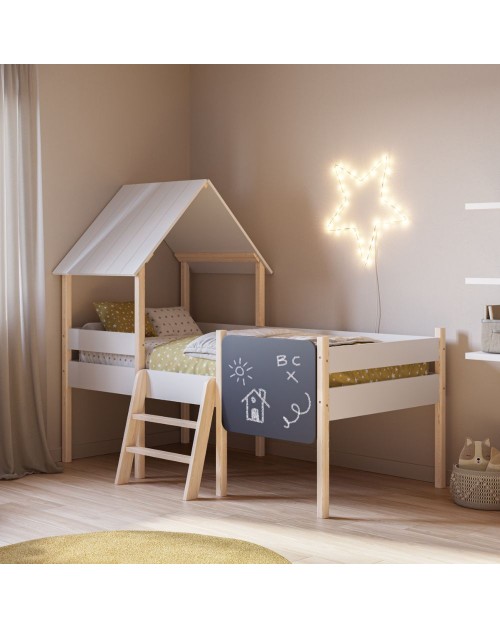 Letto rialzato a casetta Mint in legno massiccio bianco e pino con lavagnetta