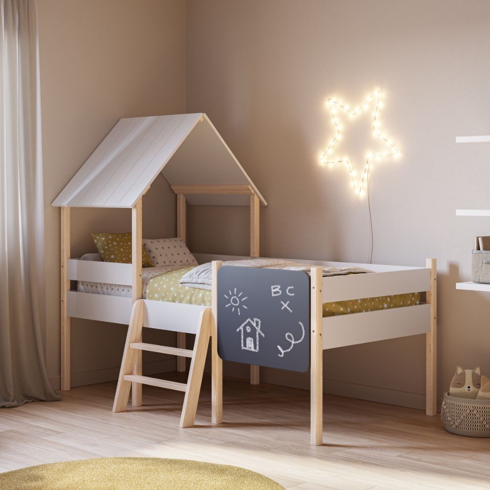Letto rialzato a casetta Mint in legno massiccio bianco e pino con lavagnetta