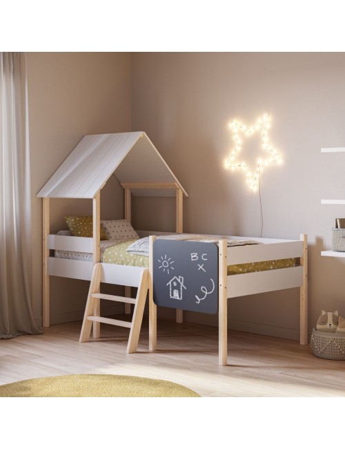Letto rialzato a casetta Mint in legno massiccio bianco e pino con lavagnetta