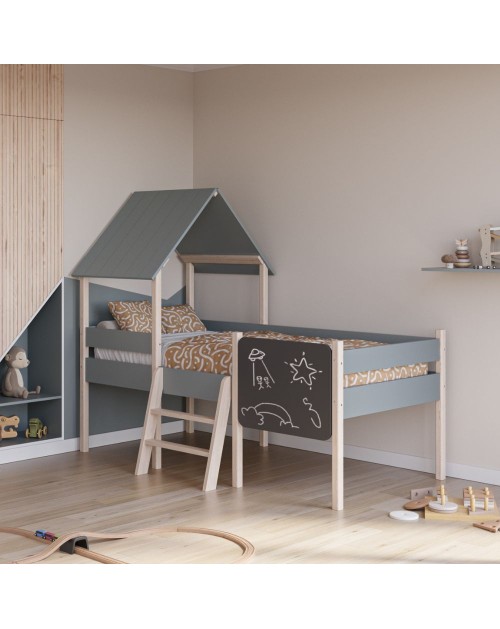 Letto rialzato a casetta Mint in legno massiccio verde cachi e pino con lavagnetta