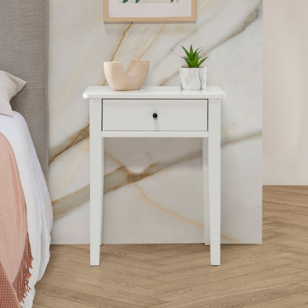 Comodino Bart in legno massiccio bianco e cassetto – Eleganza e funzionalità quotidiana