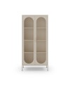 Credenza alta in metallo Diora crema con 2 ante reticolate e 3 ripiani – Design industriale, anima versatile