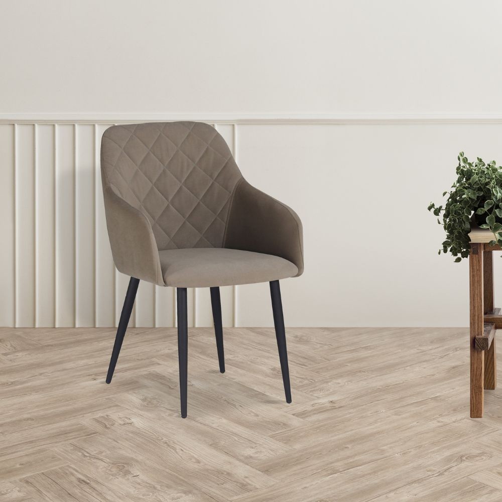 Sedia Rarra in tessuto tortora con schienale geometrico e gambe nere – Comfort per ambienti moderni