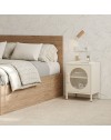 Comodino in metallo Diora crema con anta reticolata – Design industriale, anima versatile